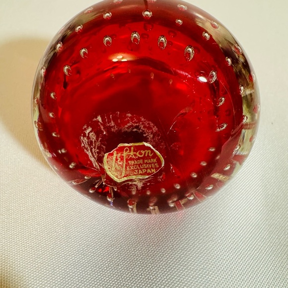 Vintage Lefton Red Pear Glass Paperweight Controlled Bubbles With Sticker - Picture 4 of 7